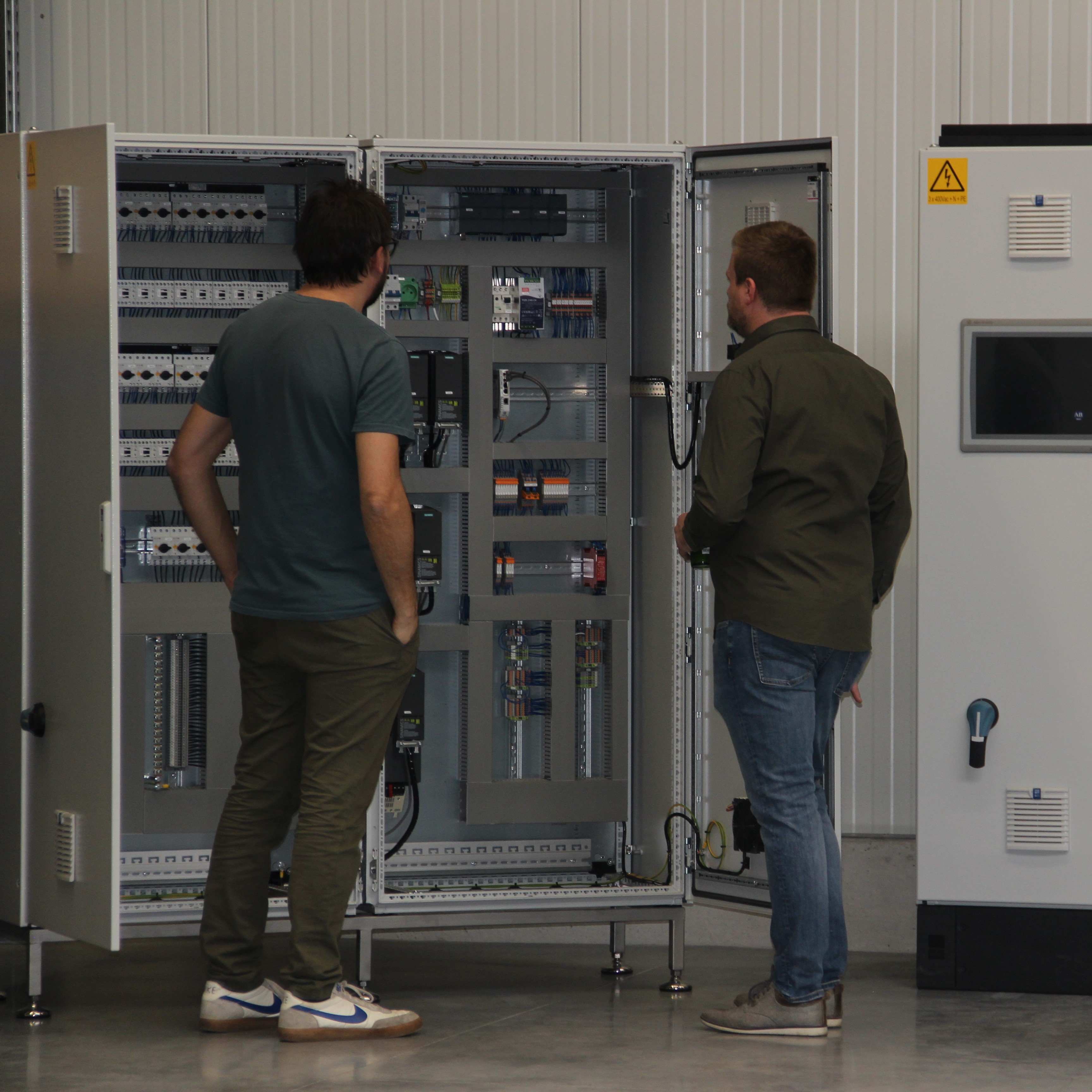 Ontwerp, assemblage en integratie van stuurborden en schakelborden op maat